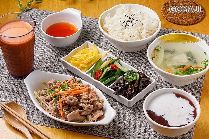 泰道地泰好料內用獨享餐 〈200元以下主餐任選一(特別推薦：蝦仁拌炒mama麵、南洋薑黃椰汁嫩雞餐、椒麻無骨雞腿排餐、泰式咖哩牛餐、泰式咚央鍋、椰香咖哩湯鍋、酸辣海鮮湯河粉、泰式番茄鮮蝦湯米線) + 副食任選二(特別推薦：泰泰奶茶、椰奶紫米粥、鳳梨紅毛丹、蝦醬高麗菜、椒麻皮蛋豆腐、香檸雞翅、蝦趴餅二片、炸春捲二條、炸子雞)〉