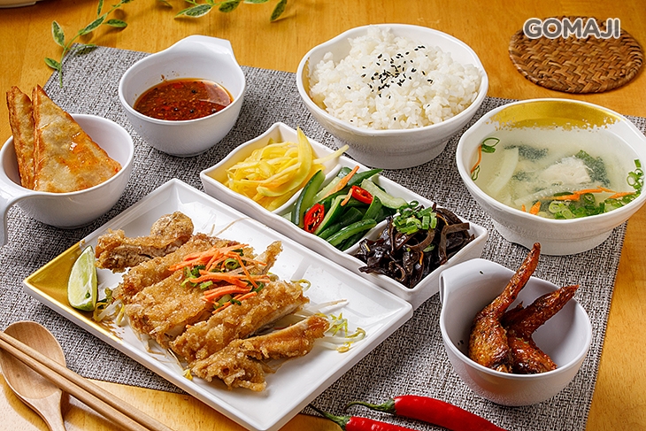 泰道地泰好料內用獨享餐 〈200元以下主餐任選一(特別推薦：蝦仁拌炒mama麵、南洋薑黃椰汁嫩雞餐、椒麻無骨雞腿排餐、泰式咖哩牛餐、泰式咚央鍋、椰香咖哩湯鍋、酸辣海鮮湯河粉、泰式番茄鮮蝦湯米線) + 副食任選二(特別推薦：泰泰奶茶、椰奶紫米粥、鳳梨紅毛丹、蝦醬高麗菜、椒麻皮蛋豆腐、香檸雞翅、蝦趴餅二片、炸春捲二條、炸子雞)〉