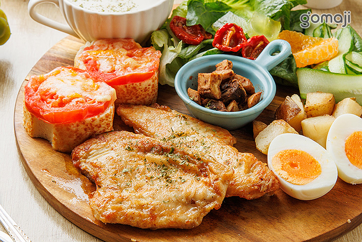 普羅旺斯香料雞腿排佐青醬麵包