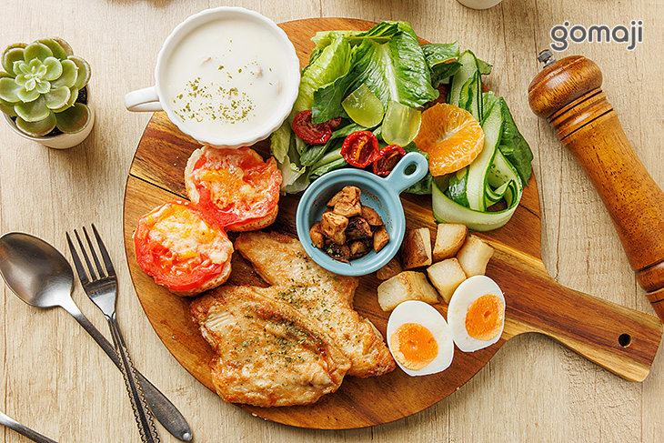 普羅旺斯香料雞腿排佐青醬麵包