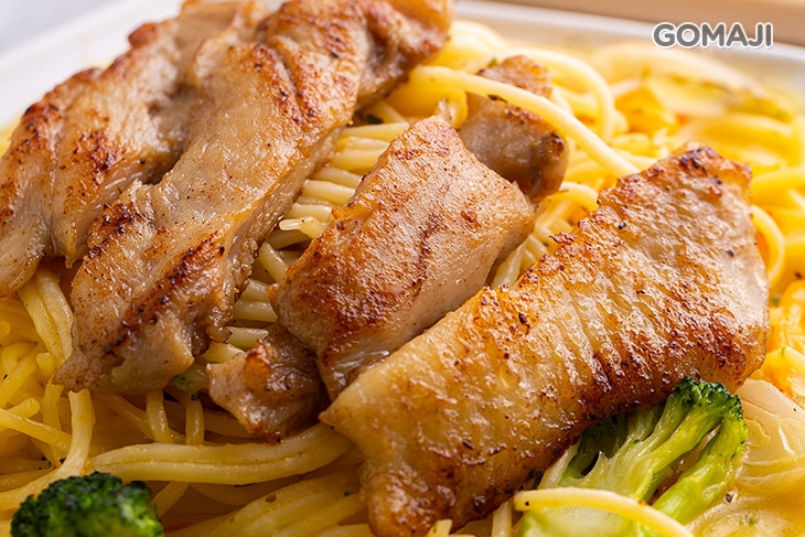 柏林白醬佐鮮嫩雞腿義大利麵