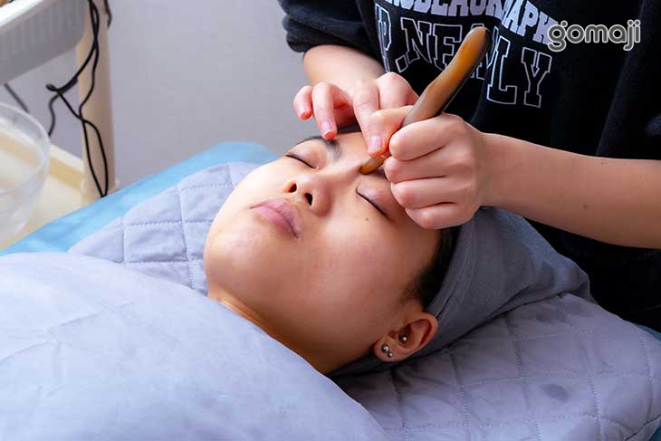 臉部獨特手法彈撥鬆筋(搭配神經醯胺保濕修護、雙層微脂囊精華油)