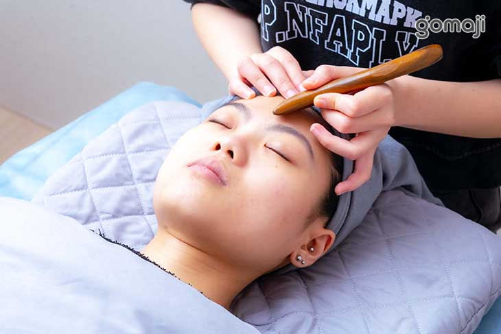 臉部獨特手法彈撥鬆筋(搭配神經醯胺保濕修護、雙層微脂囊精華油)