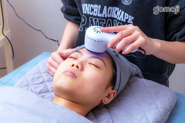 臉部敷膜保養：極致修護煥顏精華修護肌膚