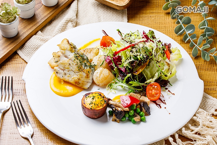 香煎鱸魚干貝佐香橙奶油醬