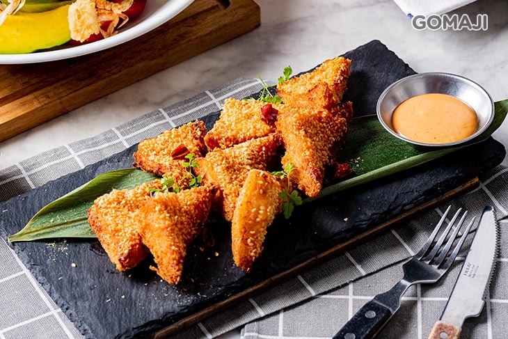 芝麻蝦多士佐是拉差黃醬