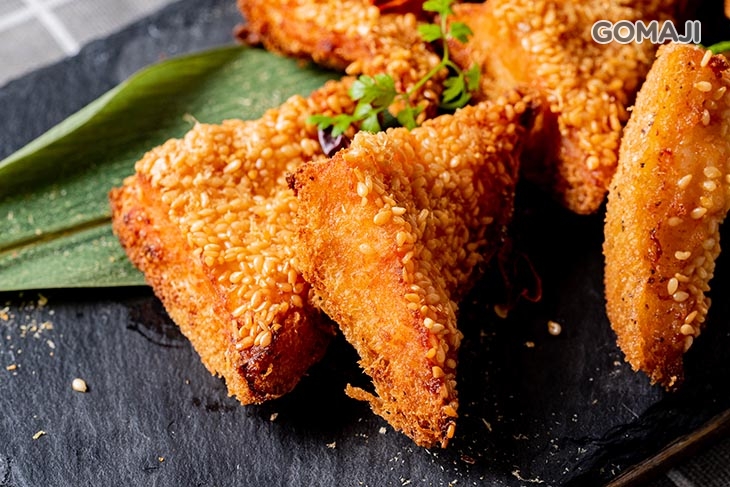 芝麻蝦多士佐是拉差黃醬