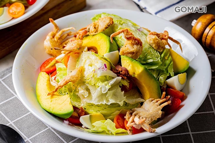 酥脆一口蟹酪梨BLT沙拉