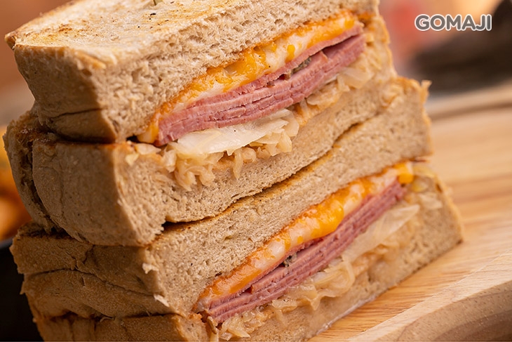 裸麥燻牛肉三明治