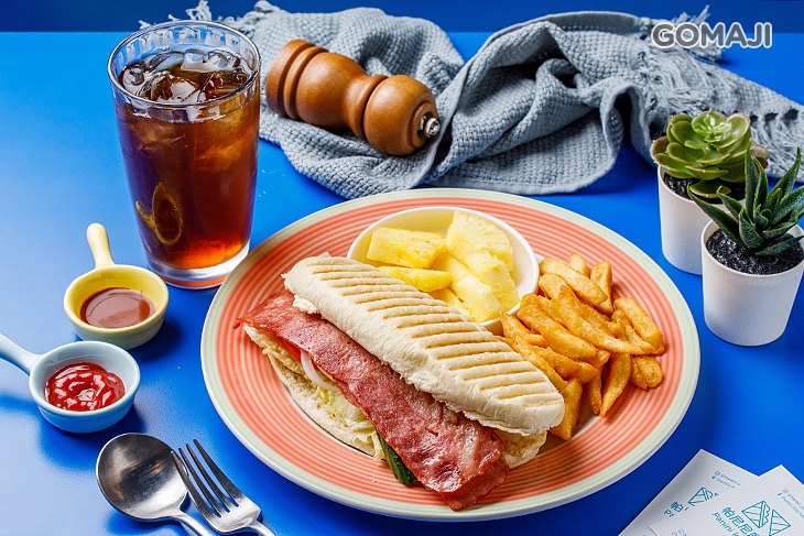 A.獨創義式香燻Pita獨享套餐 〈主餐:香燻培根/起司火腿/鄉村田園 任選一 + 餅種:帕尼尼/巧巴達/貝果/口袋餅Pita 任選一 + 小食:外酥內軟薯餅/金黃酥炸薯條 任選一 + 內用享水果一份 + 飲品任選一(特別推薦:美式咖啡、拿鐵、豆漿咖啡、香醇紅茶、清新綠茶、濃郁奶茶)〉