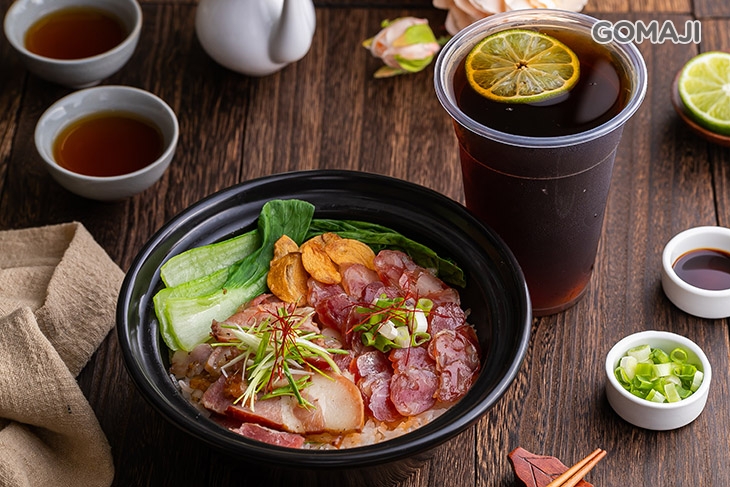 　B.223單人餐　 〈川味宮保雞/蒜片臘味雙拼 二選一 + 飲品：港式凍檸茶/港式鴛鴦奶茶/港式絲襪奶茶 三選一(420ml)〉