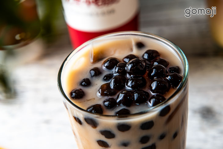 鮮奶茶配黑糖珍珠