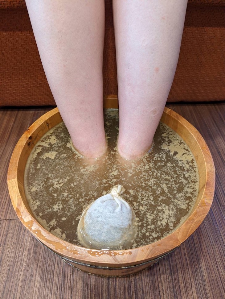 放鬆中藥草足浴