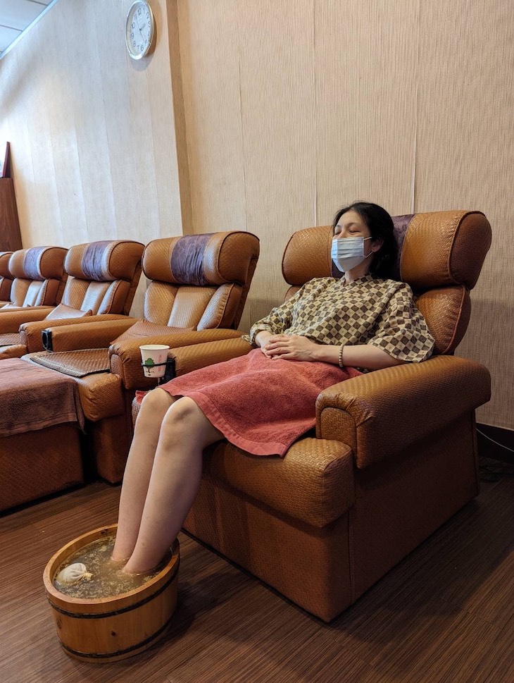 放鬆中藥草足浴