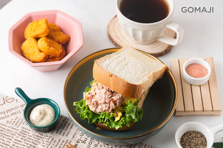 幾點了都好吃獨享套餐：湯種吐司（蔬菜鮪魚)+ 熱炸雞塊+ 莊園美式