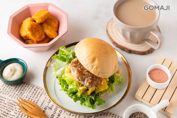 幾點了都好吃獨享套餐：圓堡包（復刻豬肉)+ 熱炸雞塊+ 鮮乳紅茶