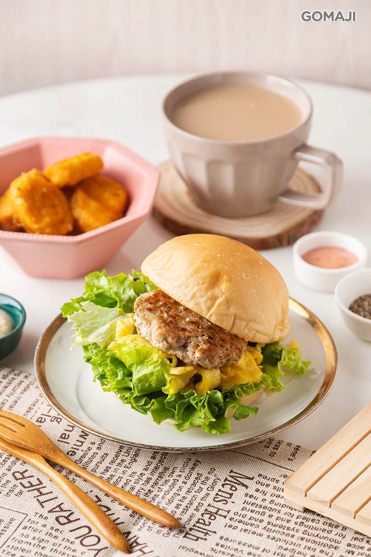 幾點了都好吃獨享套餐：圓堡包（復刻豬肉)+ 熱炸雞塊+ 鮮乳紅茶