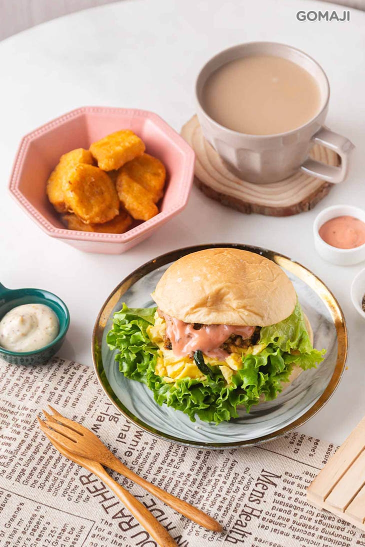 幾點了都好吃獨享套餐：圓堡包（泰式打拋豬)+ 熱炸雞塊+ 鮮乳紅茶