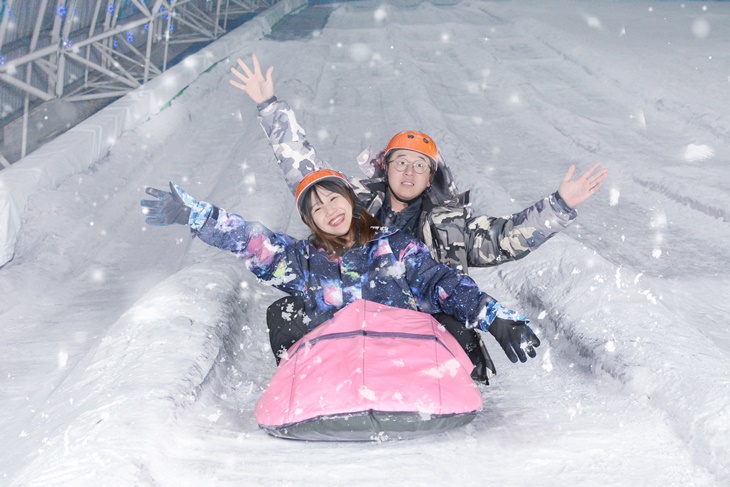 乘坐雪毯滑雪