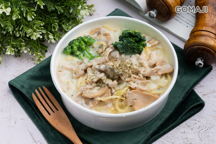  奶油白醬蘑菇嫩雞義大利麵