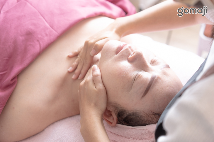 手技加強下巴線條提拉按摩