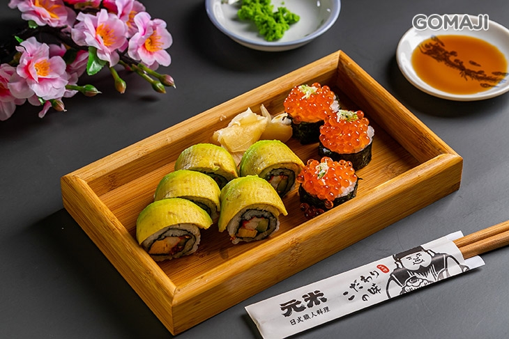 酪梨壽司捲五圈 + 佐鮭魚卵軍艦三貫