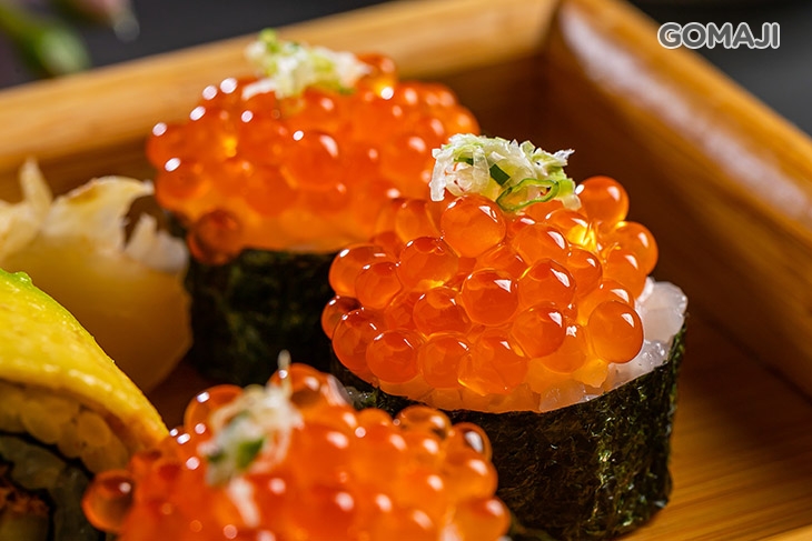 酪梨壽司捲五圈 + 佐鮭魚卵軍艦三貫