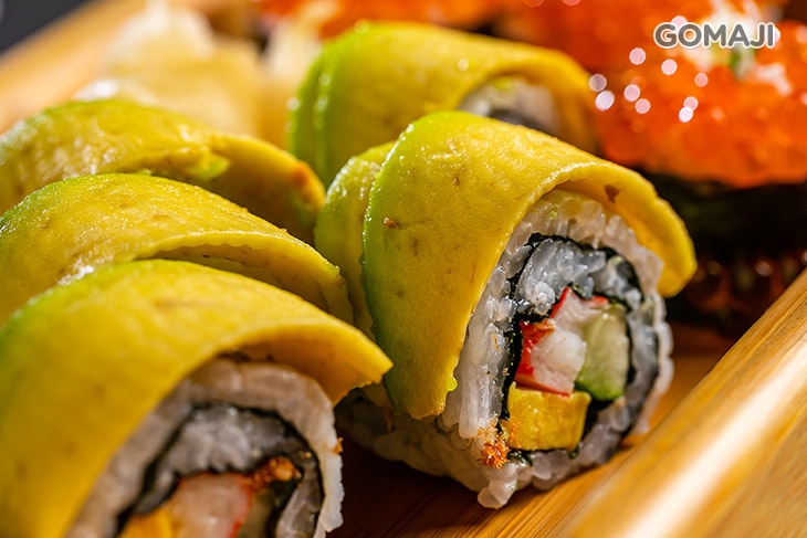 酪梨壽司捲五圈 + 佐鮭魚卵軍艦三貫