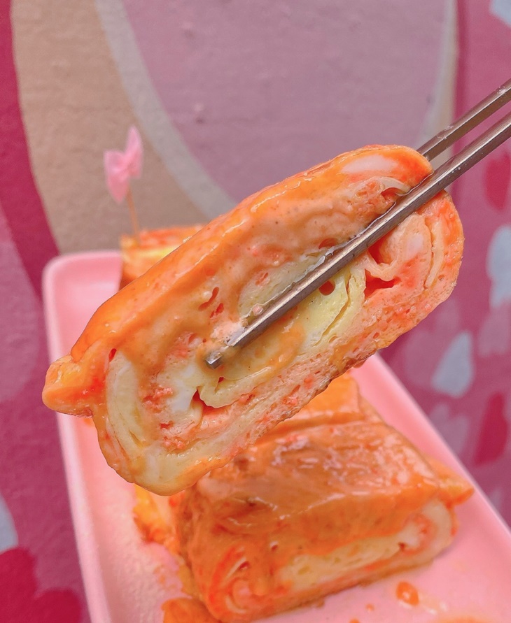 粉紅醬魚子雞蛋捲