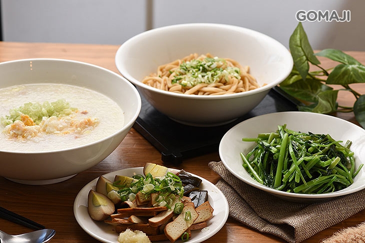 招牌雙人套餐〈皮蛋瘦肉粥/鹹蛋瘦肉粥/翡翠銀魚粥 三選一 + 椒麻拌麵/蔥油蒜香拌麵 二選一 + 蛋花湯/貢丸湯/滷味拼盤(豆干2個+海帶1個+滷蛋1個) 三選一 + 燙青菜一份〉