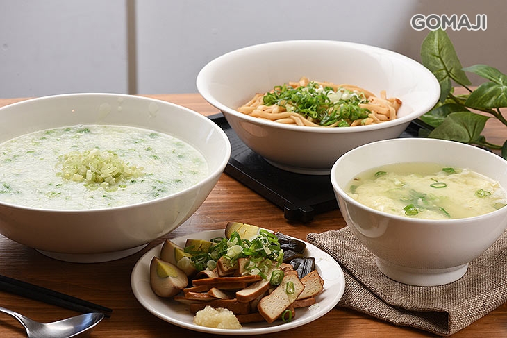 招牌雙人套餐〈皮蛋瘦肉粥/鹹蛋瘦肉粥/翡翠銀魚粥 三選一 + 椒麻拌麵/蔥油蒜香拌麵 二選一 + 蛋花湯/貢丸湯/滷味拼盤(豆干2個+海帶1個+滷蛋1個) 三選一 + 燙青菜一份〉