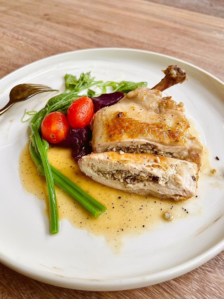 野菇釀桂丁土雞雞胸・松露肉汁・時蔬