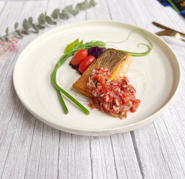 香煎鮭魚排・蕃茄莎莎・時蔬