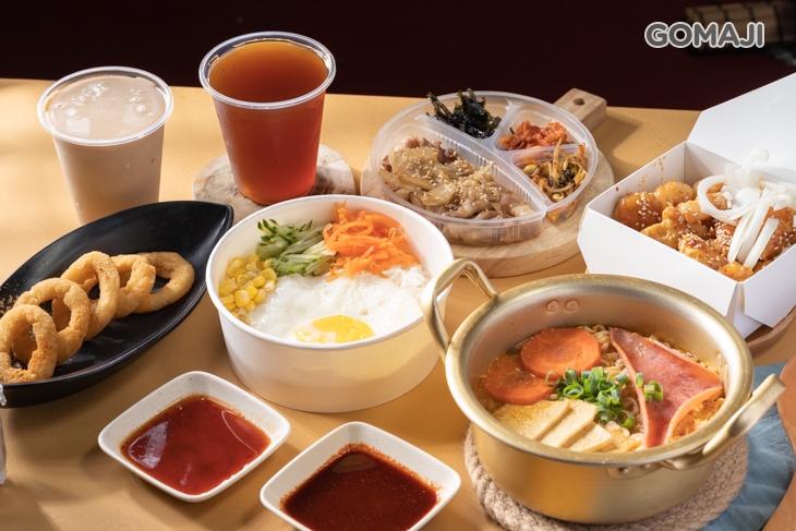 雙人韓式套餐: 烤豬肉拌飯/韓式泡麵  + 洋釀無骨炸雞(大)一份 + /炸洋蔥圈  + 紅茶/奶茶