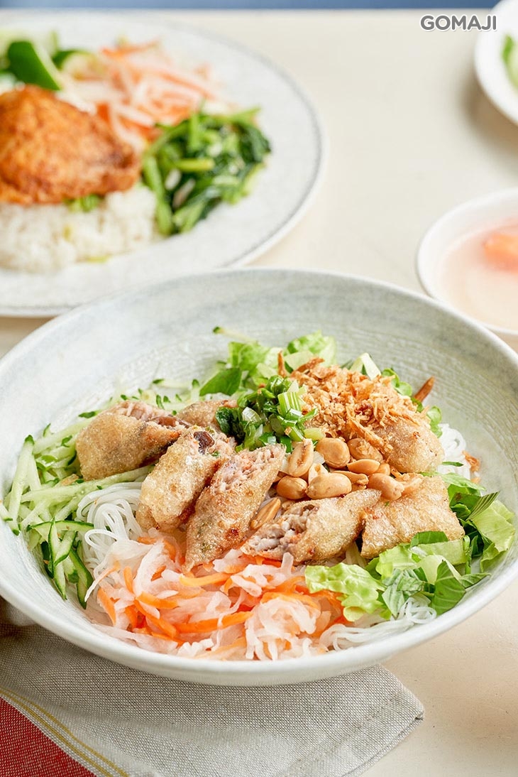 炸春捲涼拌米線