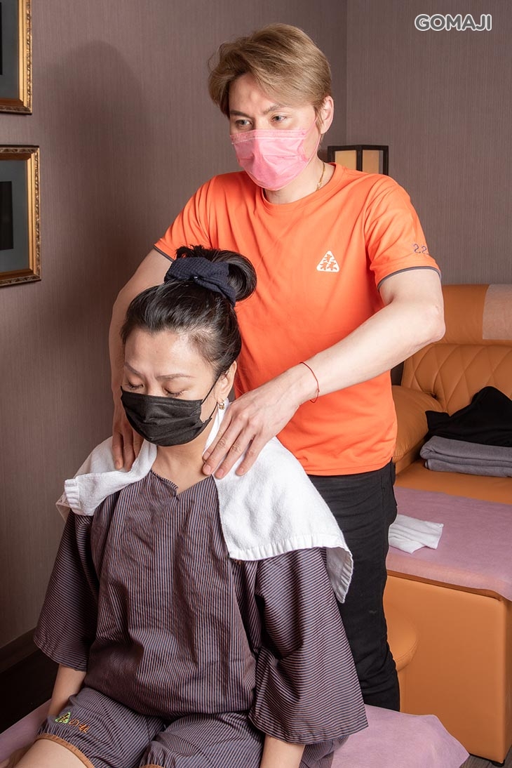 同步進行肩頸按摩