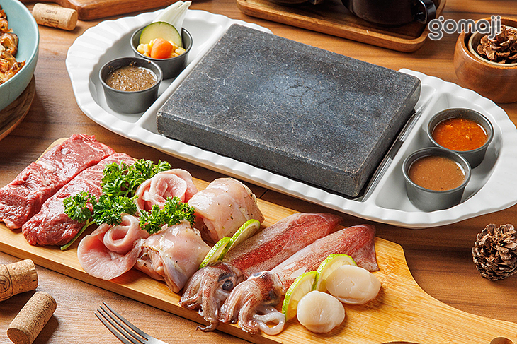 美國安格斯嫩肩牛排160g + 西班牙松阪豬100g + 義式香料雞腿排100g + 北洋大干貝兩顆 + 野生小卷兩尾 