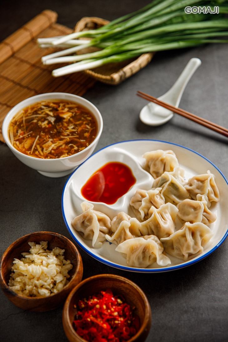 　水餃與酸辣湯的絕搭組合　 〈現煮水餃(10顆)一份(口味：韭菜水餃/玉米水餃 二選一) + 湯品：酸辣湯一碗〉
