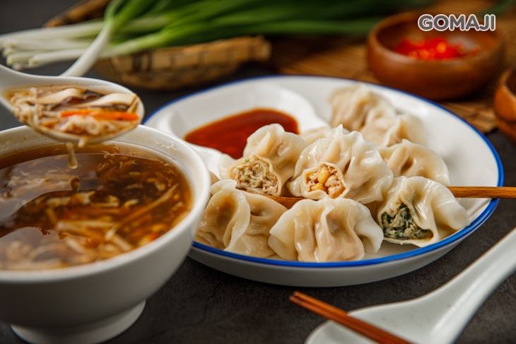 　水餃與酸辣湯的絕搭組合　 〈現煮水餃(10顆)一份(口味：韭菜水餃/玉米水餃 二選一) + 湯品：酸辣湯一碗〉