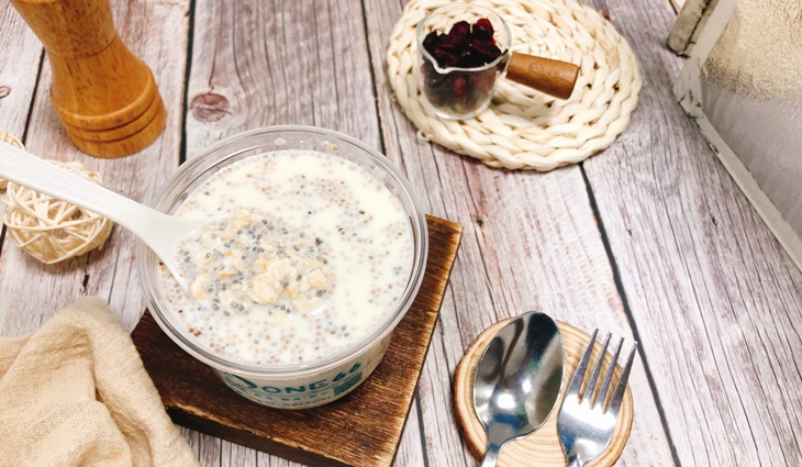 豆奶蔓越莓乾奇亞籽燕麥杯