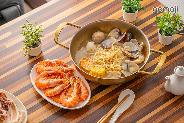 九隻白蝦海鮮麵