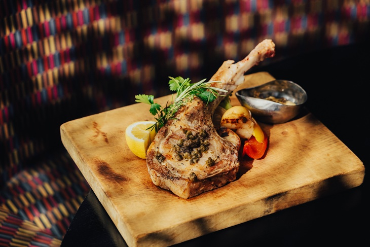 米蘭式烤戰斧豬排、酸豆香草蛋黃醬