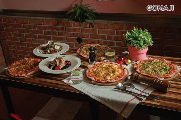 使用自養天然酵母結合當地食材製作出美味可口的手工披薩