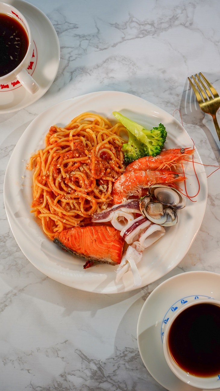 豪華海鮮紅醬義大利麵
