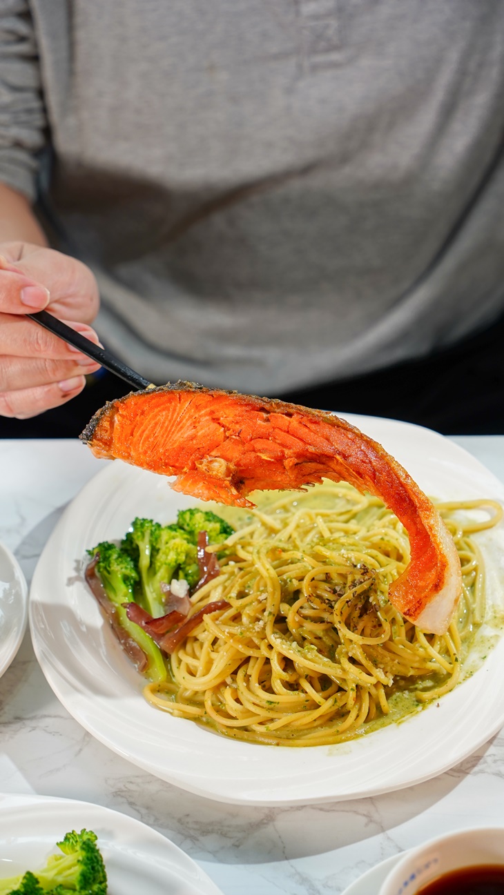 香煎鮭魚青醬義大利麵