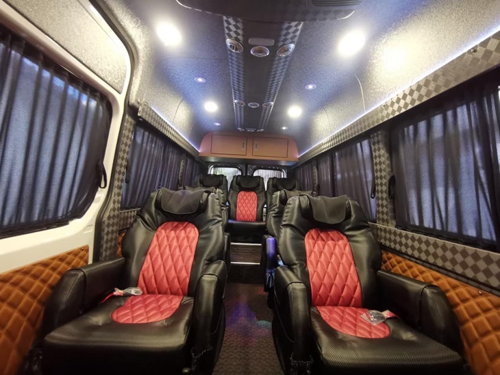 九人座巴士內裝