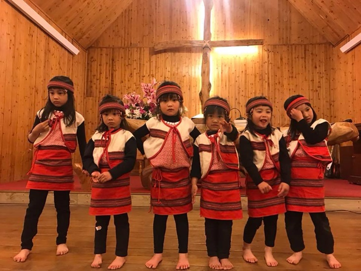 假日夜間部落教會表演