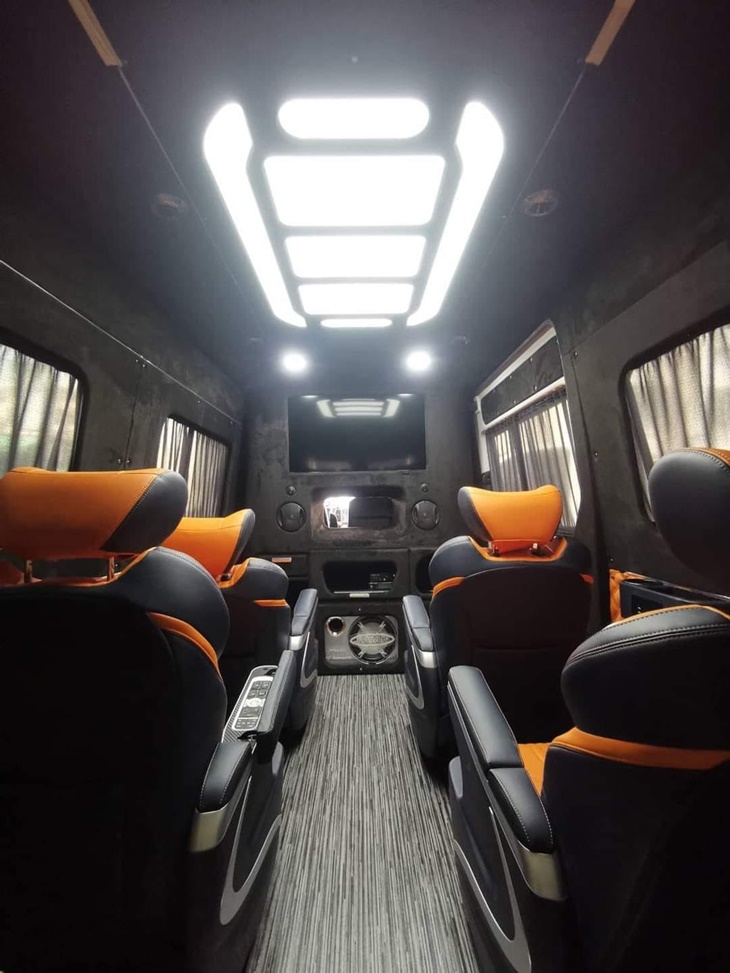 九人座巴士內裝