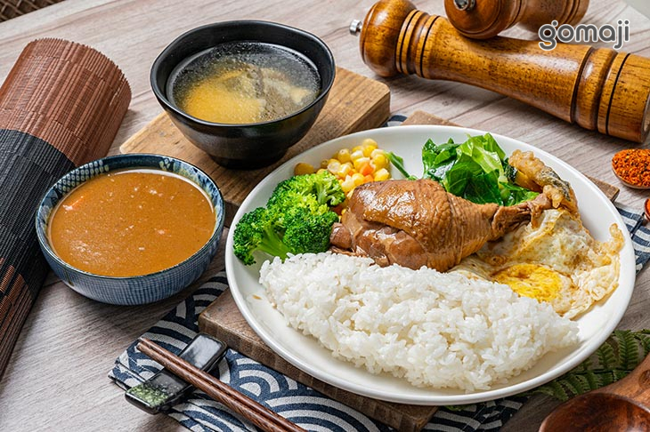 滷雞腿咖哩飯