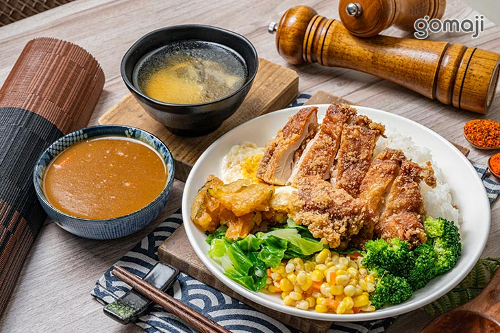 無骨大雞腿排咖哩飯